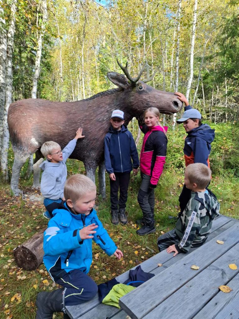 BILD: Rastpaus på utflykt med vänner på Björkö vandringsled.