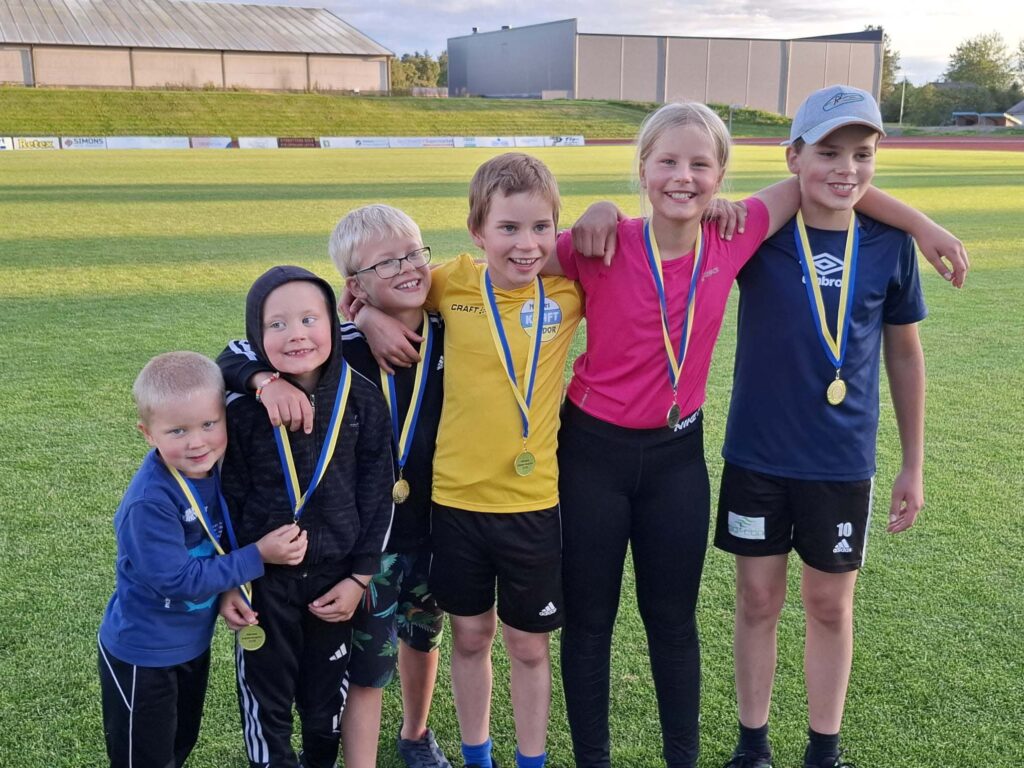BILD: Friidrott med vännerna Aaron (mellan Emanuel och Ester) och Axel. De hemskolas också.